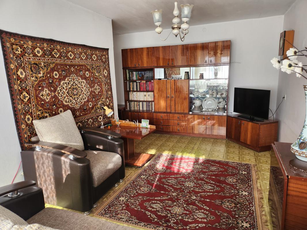 Продается 2-х комнатная квартира в кирпичном 9-этажном доме,  в г. - Новотроицк