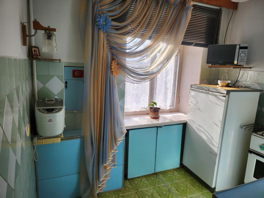 Продается 2-х комнатная квартира в кирпичном 9-этажном доме,  в г. - Новотроицк