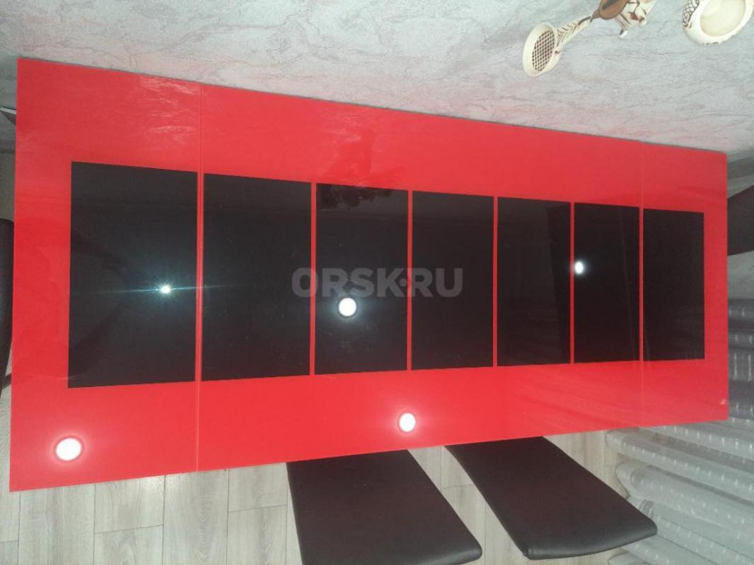 КУХОННЫЙ СТОЛ В ХОРОШЕМ СОСТОЯНИИ, СТЕКЛО, МЕТАЛЛИЧЕСКИЙ КАРКАС. 110*75, В РАЗЛОЖЕНОМ ВИДЕ 170*75. - Орск