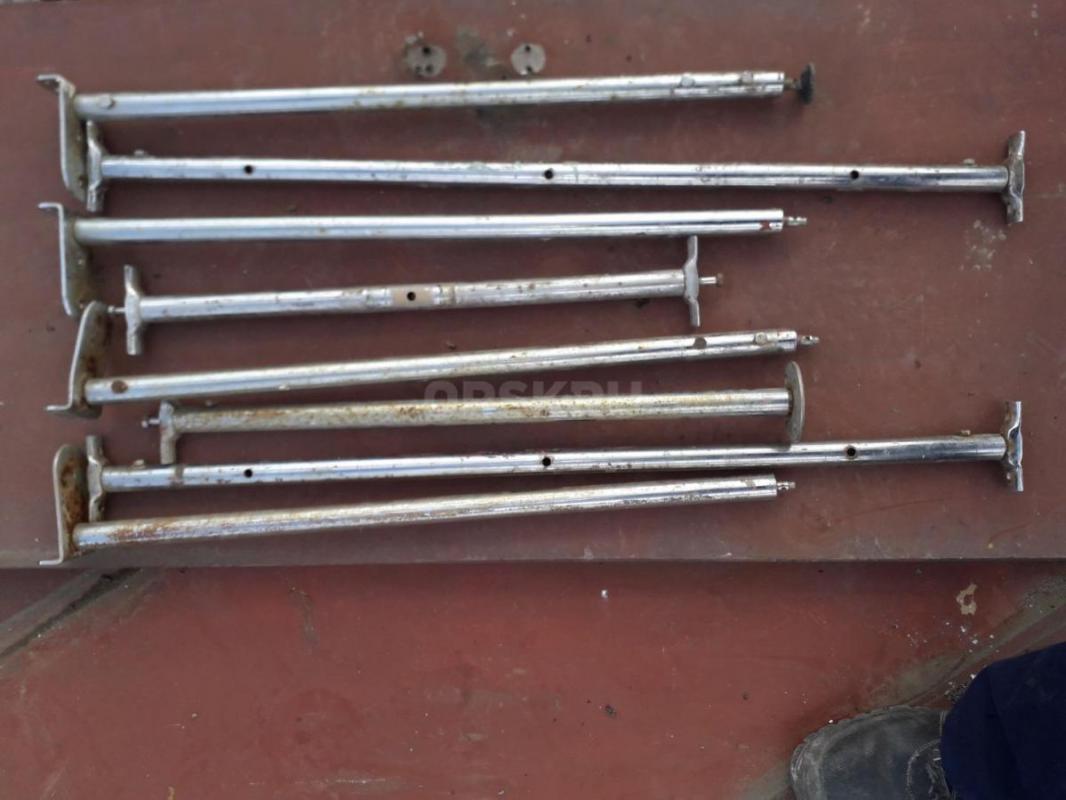 Стол без столешницы (ножки)  хром, бу, следы бытования , краска, загрязнение, ржа, нет пластиковых з - Орск