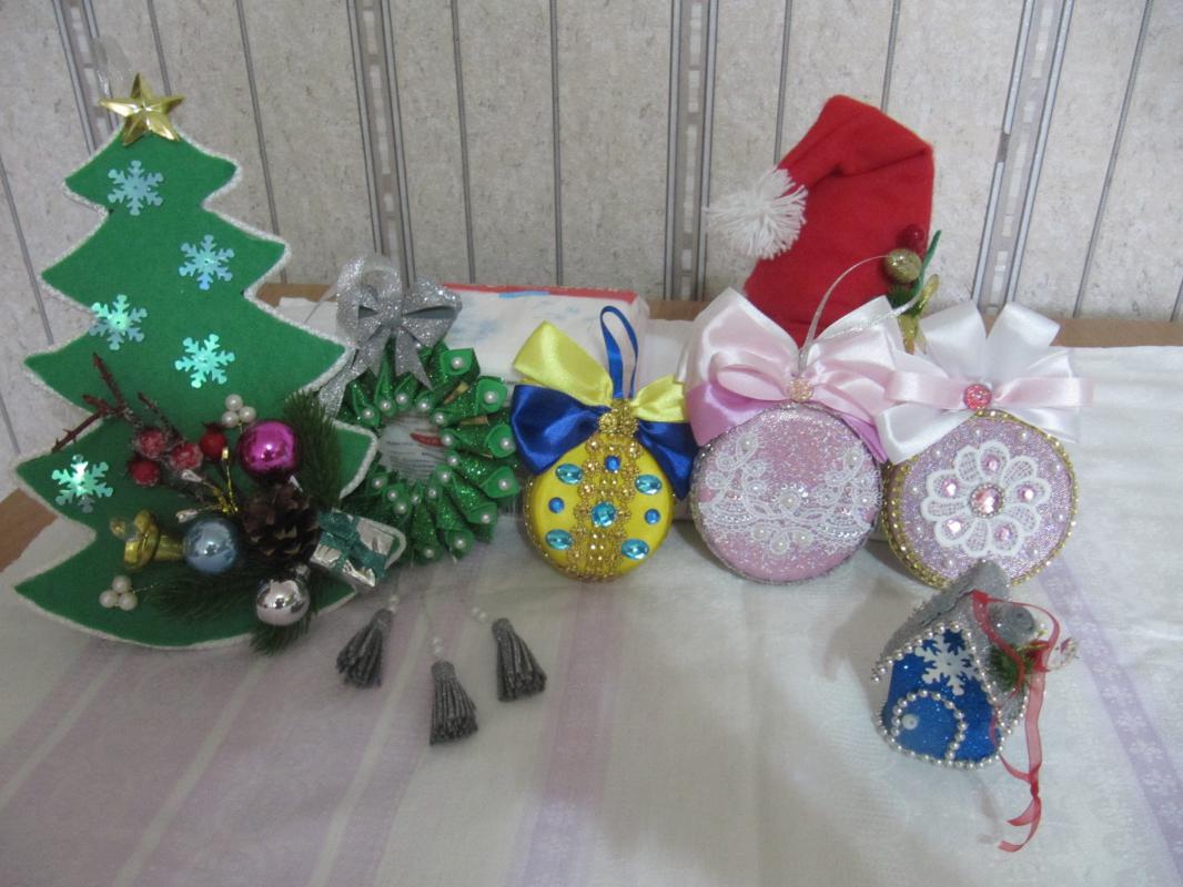 Ёлка-подвеска из фетра 200р, подвеска зелёная из фоамирана 200р, медальоны розовые 150 р, гномы 150 - Новотроицк