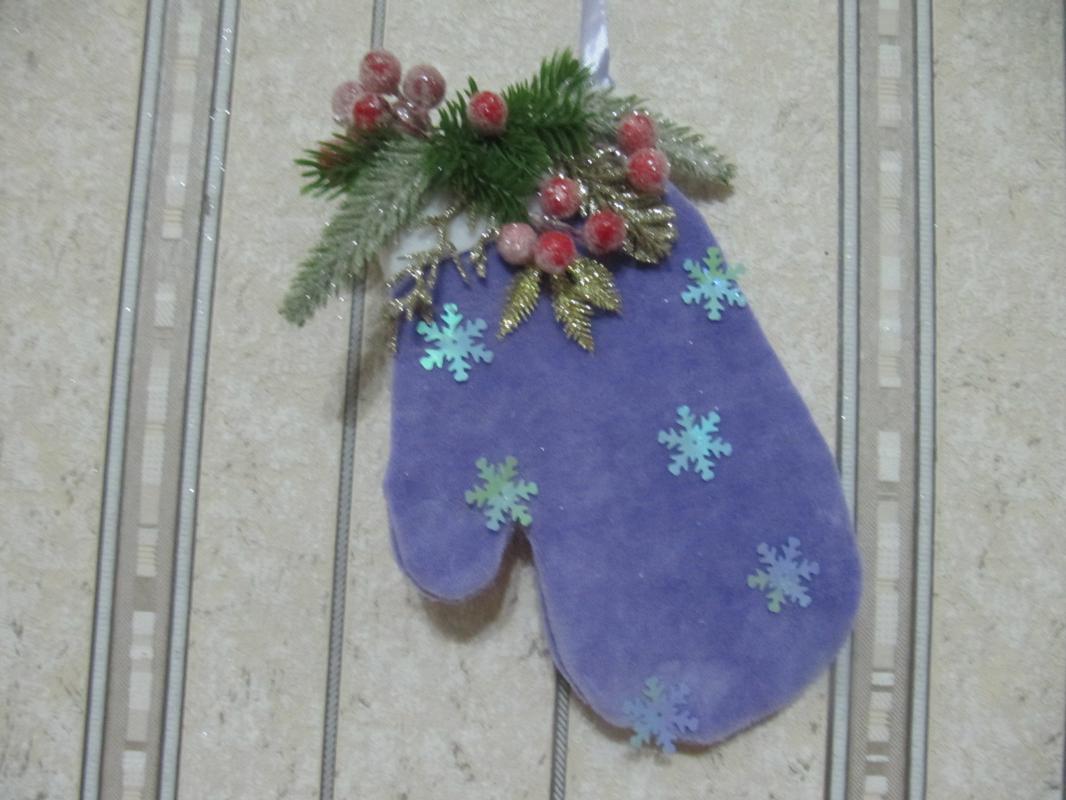 Ёлка-подвеска из фетра 200р, подвеска зелёная из фоамирана 200р, медальоны розовые 150 р, гномы 150 - Новотроицк