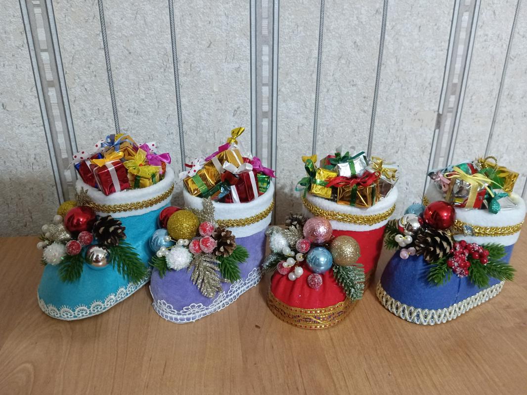 Ёлка-подвеска из фетра 200р, подвеска зелёная из фоамирана 200р, медальоны розовые 150 р, гномы 150 - Новотроицк