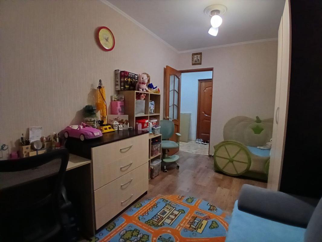 Продается 2-комнатная квартира с раздельными ходами на комфортном втором этаже по адресу: г. - Новотроицк