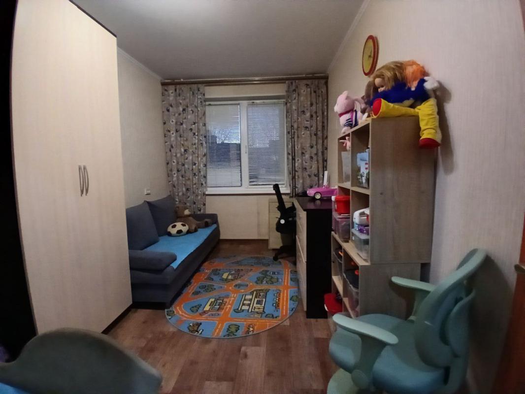 Продается 2-комнатная квартира с раздельными ходами на комфортном втором этаже по адресу: г. - Новотроицк