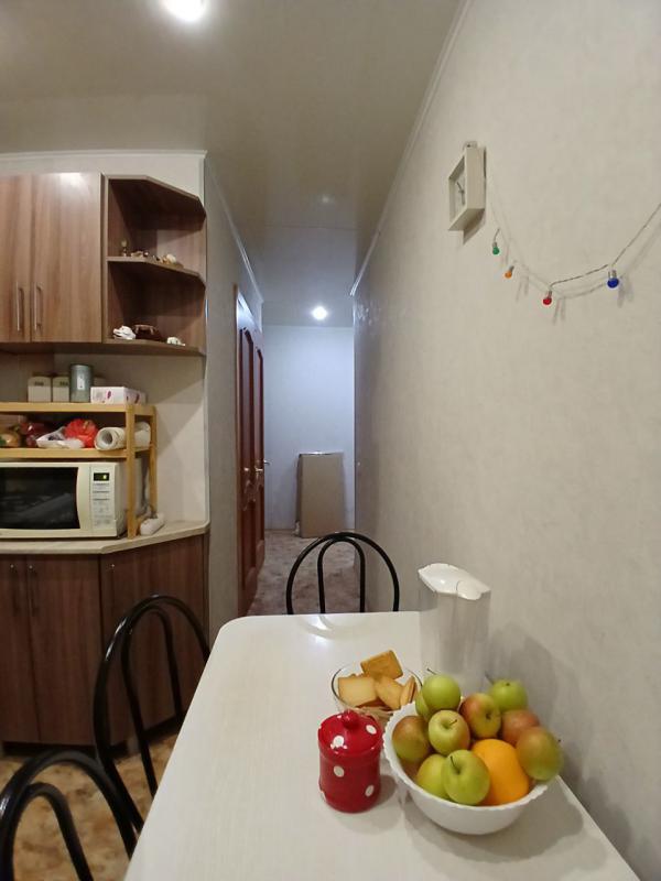 Продается 2-комнатная квартира с раздельными ходами на комфортном втором этаже по адресу: г. - Новотроицк