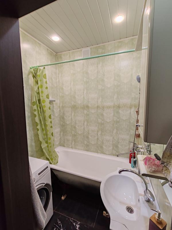 Продам  просторную 3- комнатную квартиру в центре города ( старого типа). - Новотроицк