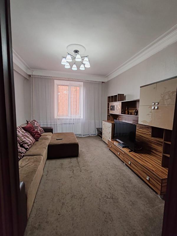 Продам  просторную 3- комнатную квартиру в центре города ( старого типа). - Новотроицк