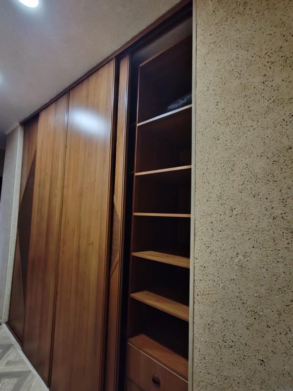 Продам  просторную 3- комнатную квартиру в центре города ( старого типа). - Новотроицк