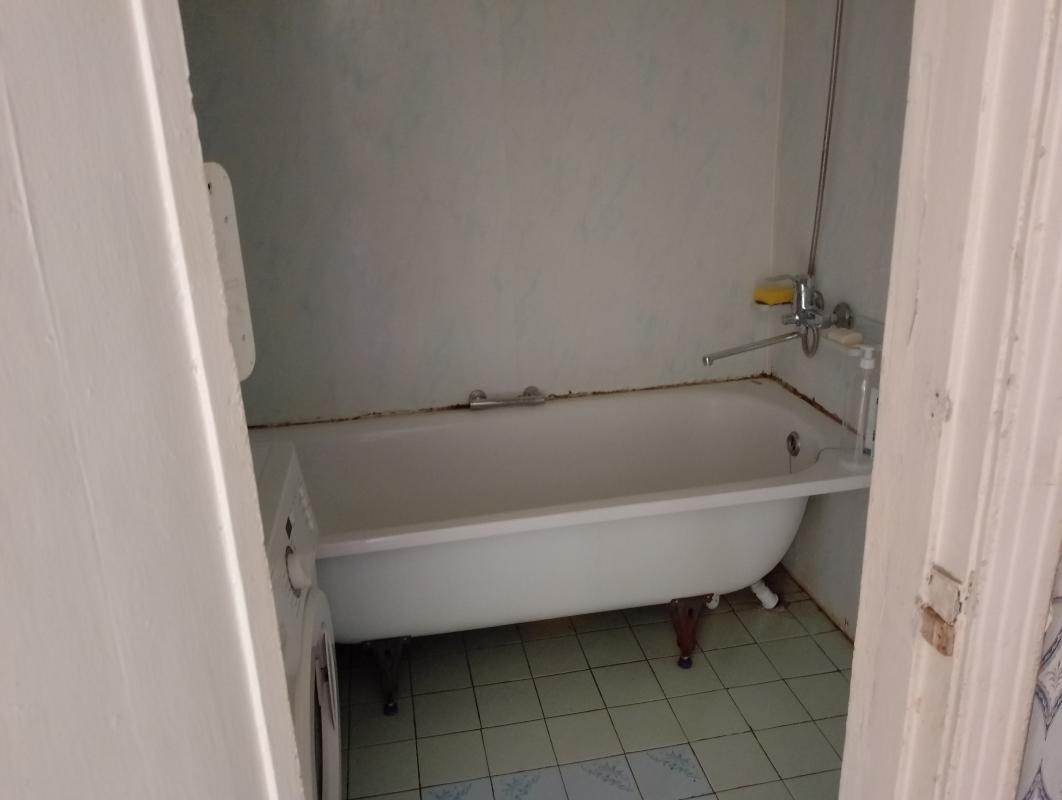 Продаю 2-к квартиру старого типа ул Советская д 5, средний подъезд, третий этаж. - Новотроицк