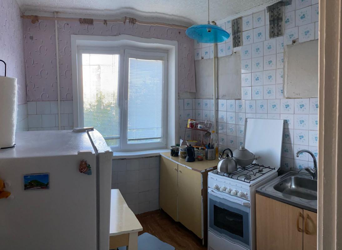 Продаётся двухкомнатная квартира на третьем этаже в хорошем районе все рядом школа и детский сад все - Не указан