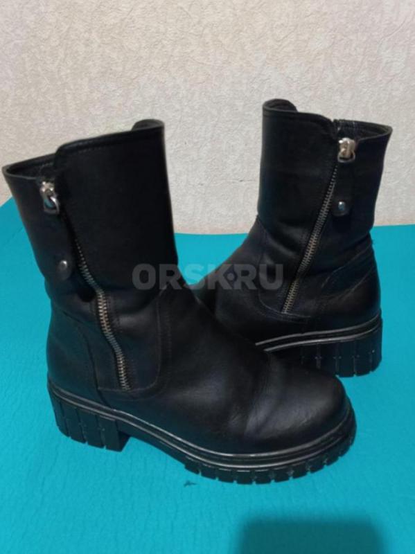Продам(см.фото)  зимние сапоги 37 размера  из натуральной черной кожи и натурального меха  в хорошем - Орск