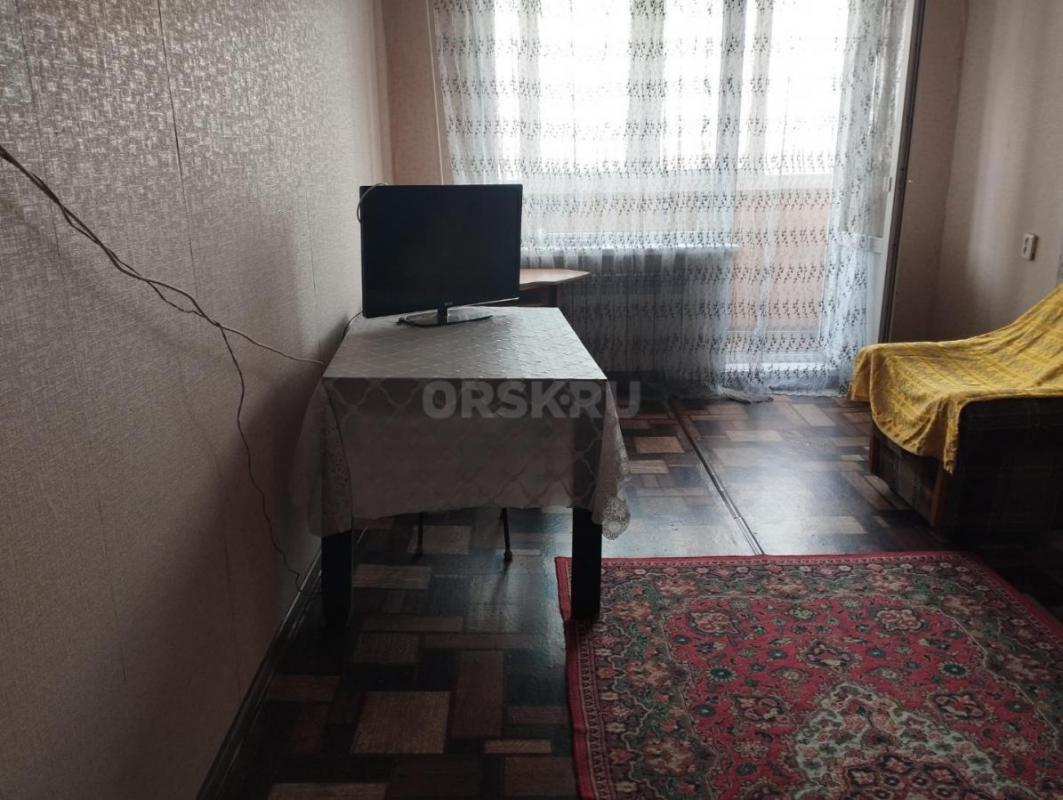 Сдаётся однокомнатная квартира по ул Строителей рядом с МФЮА на длительный срок. 15000 руб. - Орск