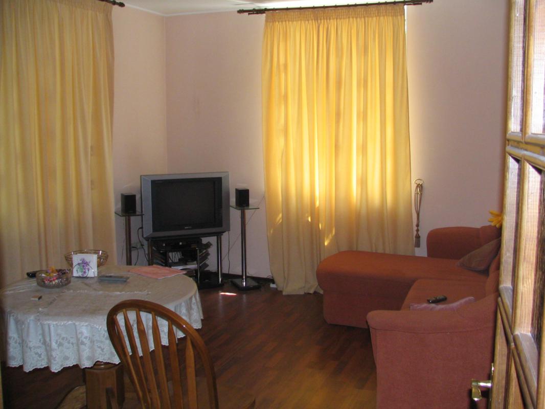 сдается  на длительный срок  трехкомнатная квартира  на втором этаже , трехэтажного  дома . - Новотроицк