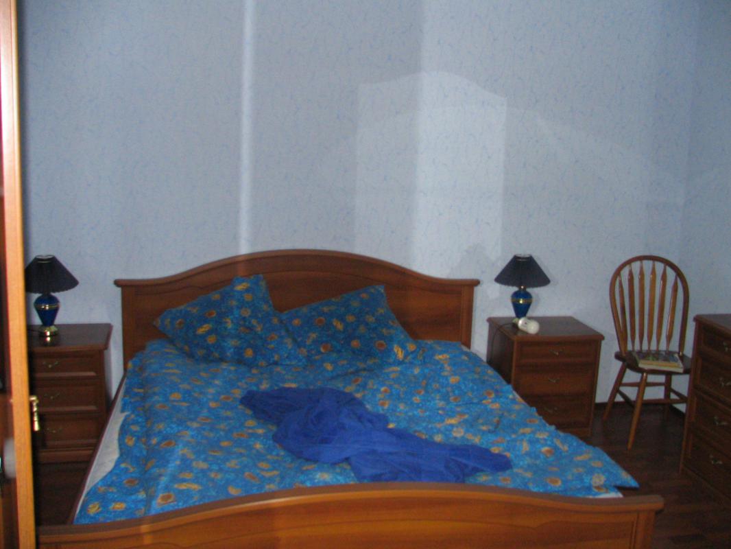 сдается  на длительный срок  трехкомнатная квартира  на втором этаже , трехэтажного  дома . - Новотроицк