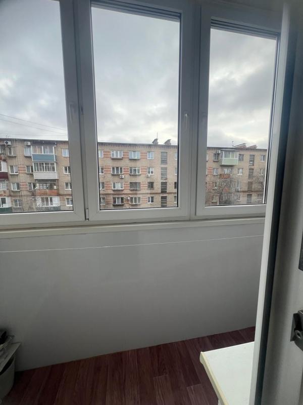 Продается уютная трёхкомнатная квартира в молочном доме на третьем этаже. - Новотроицк