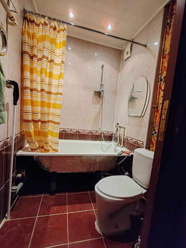 Продается уютная трёхкомнатная квартира в молочном доме на третьем этаже. - Новотроицк