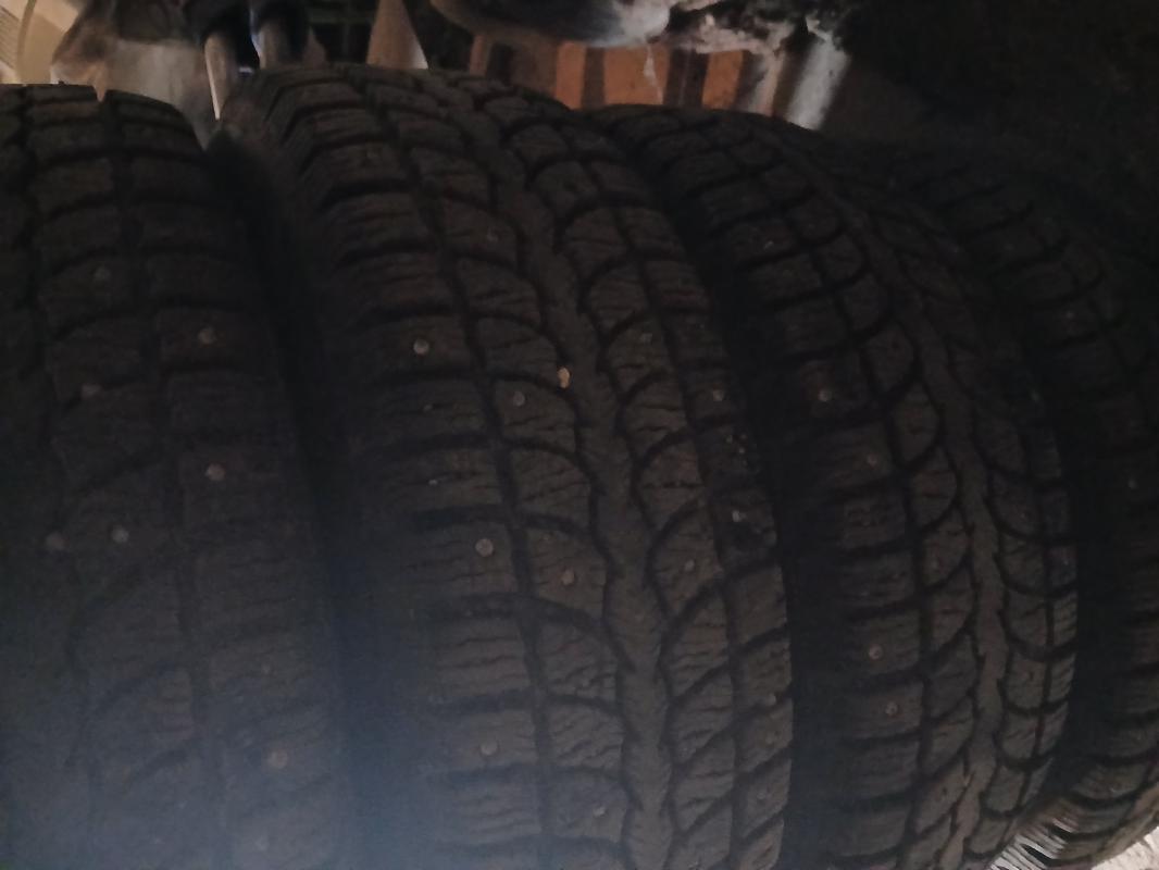 R13 на штампах, 2 сезона, 95% шипов завод на месте, 4×98 на ВАЗ,без грыж, порезов, проколов. - Новотроицк