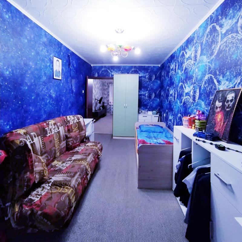 Продаётся 2-х комнатная квартира, на 1 этаже 5-ти этажного дома, по адресу - г Новотроицк ул Есенков - Новотроицк