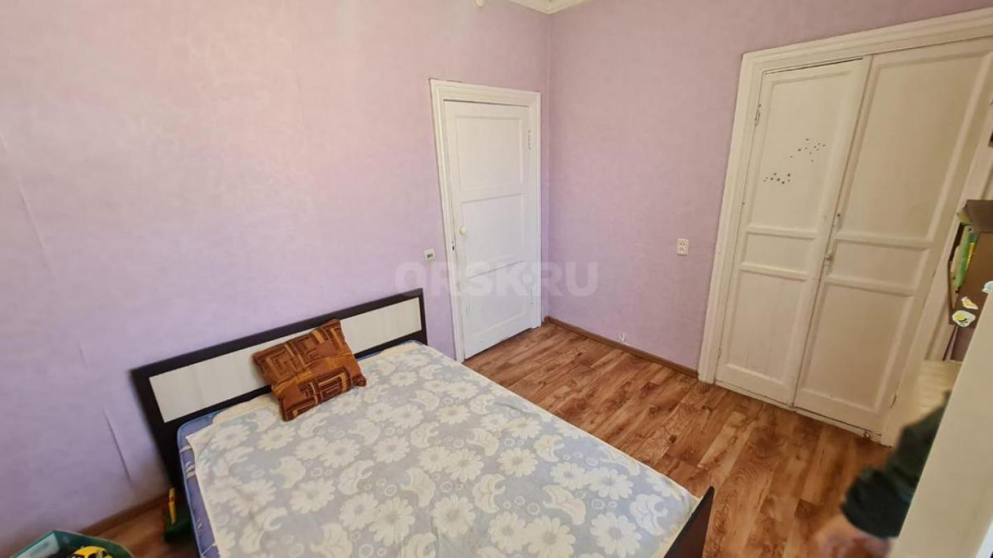 Продам просторную 3-х комнатную квартиру, расположенную на 2-м этаже 2-х этажного дома по адресу: ул - Орск