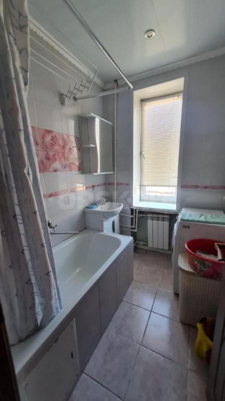 Продам просторную 3-х комнатную квартиру, расположенную на 2-м этаже 2-х этажного дома по адресу: ул - Орск