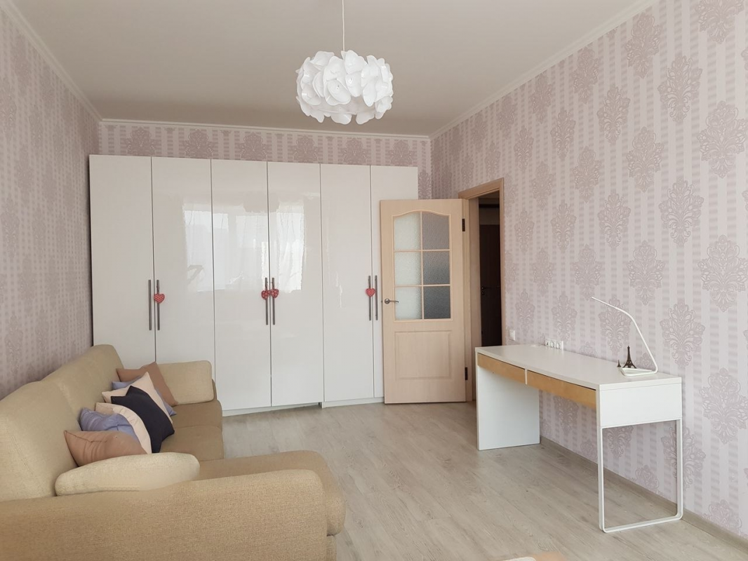 Сдаётся просторная и светлая однокомнатная квартира с косметическим ремонтом, мебелью и техникой на - Новотроицк