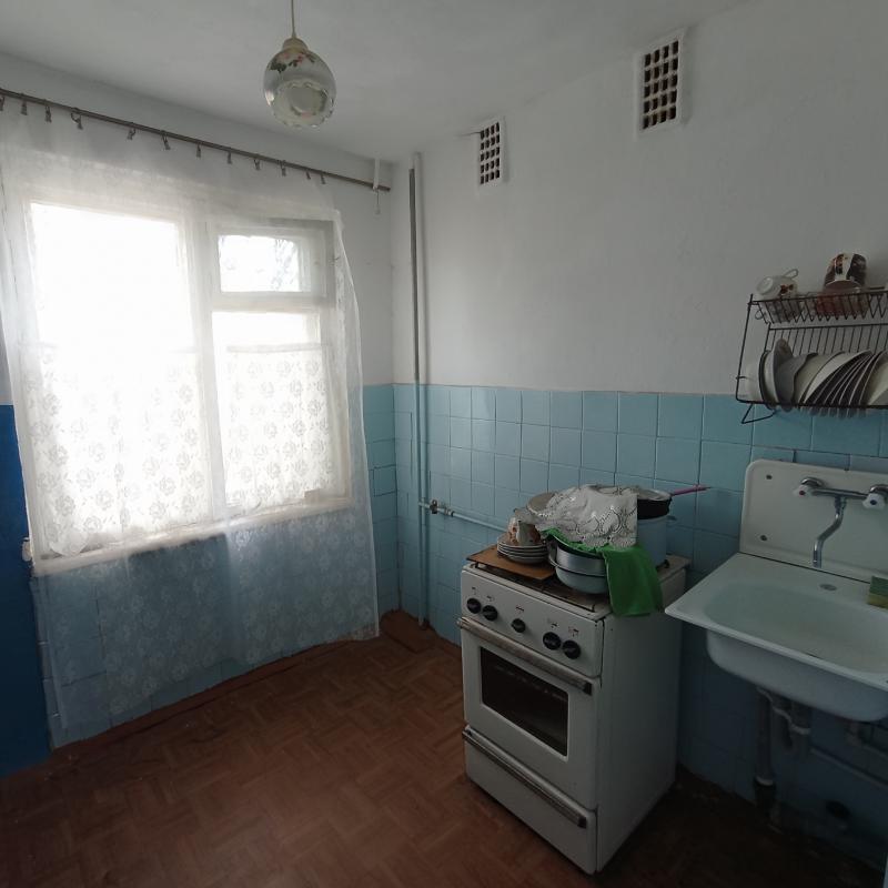 Продаю большую квартиру с раздельными ходами рядом с 6 школой, требуется ремонт, но квартира жилая, - Новотроицк
