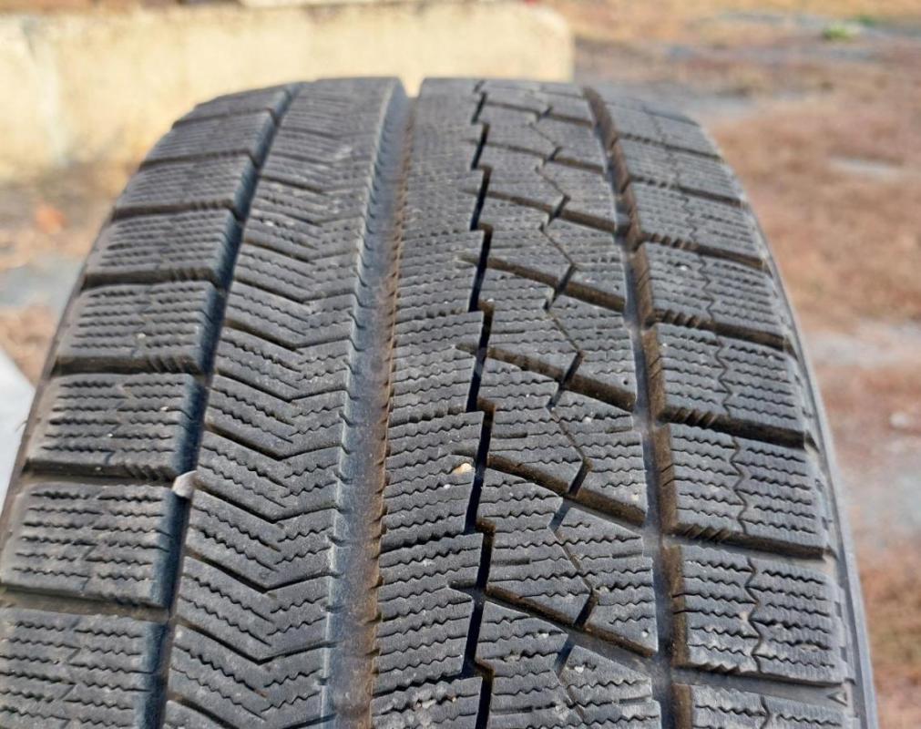Шина Bridgestone Blizzak VRX 225/40 R18 88S. 4 штуки, не много б/у. - Орск