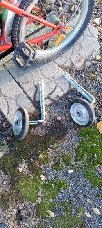 Продам детский велосипед в хорошем состоянии,колеса на 16+ дополнительные боковые колеса. - Орск