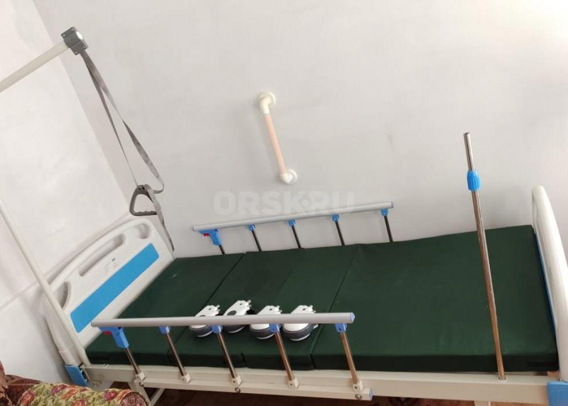 Продам медицинскую кровать с механическим приводом спины и ног. - Орск