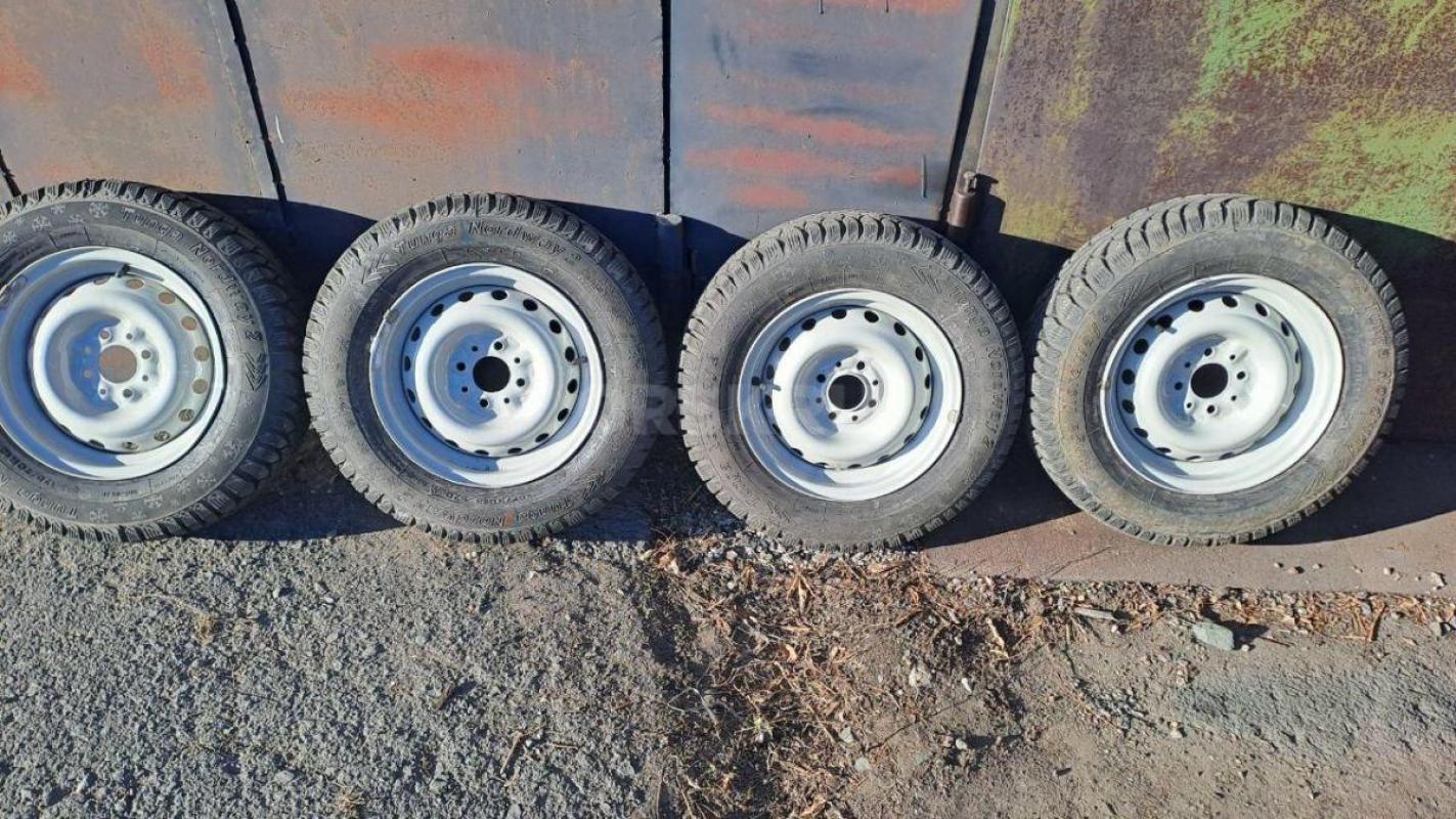 R13 и R14: Продам  комплект зимних колес R13 на ВАЗовских дисках , все шипы на месте, Отбалансирован - Орск