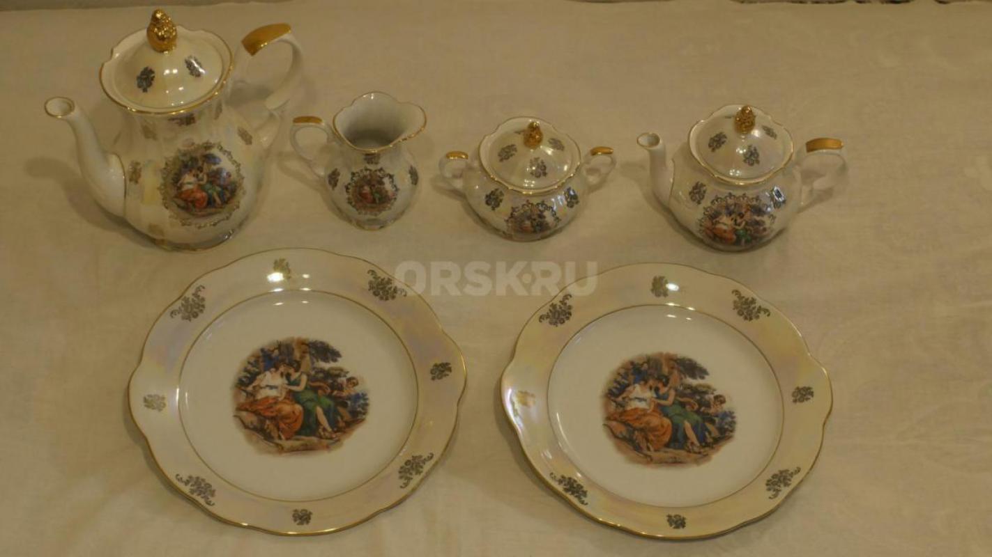 Мадонна - чайный сервиз на 12 персон, произв-во Kahla, ГДР, 55 предметов:
1) чайник доливной,
2) ч - Орск