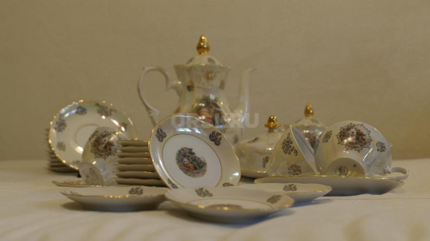 Мадонна - чайный сервиз на 12 персон, произв-во Kahla, ГДР, 55 предметов:
1) чайник доливной,
2) ч - Орск