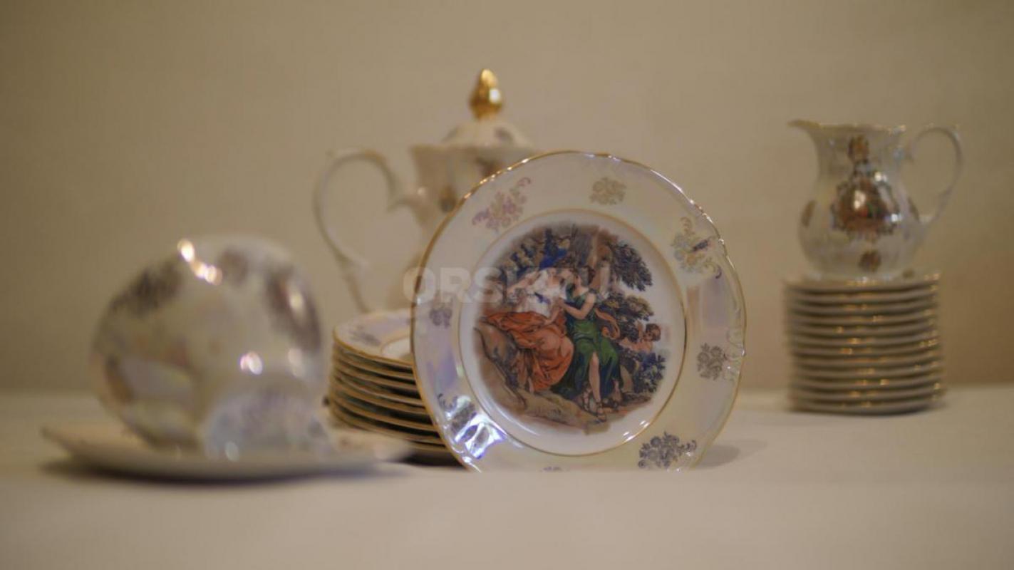 Мадонна - чайный сервиз на 12 персон, произв-во Kahla, ГДР, 55 предметов:
1) чайник доливной,
2) ч - Орск