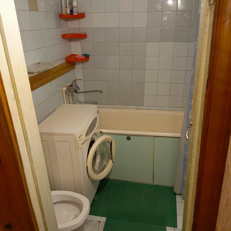 Продам  двухкомнатную квартиру ,не угловая, во дворе 17 школа, рядом детский сад, магазины,  детская - Новотроицк