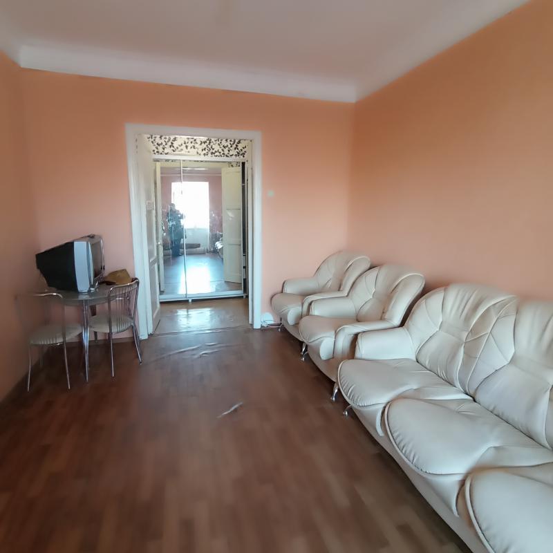 Продаю квартиру в хорошем состоянии, окна пластик, в ванной кафель, высокие потолки и раздельные ход - Новотроицк