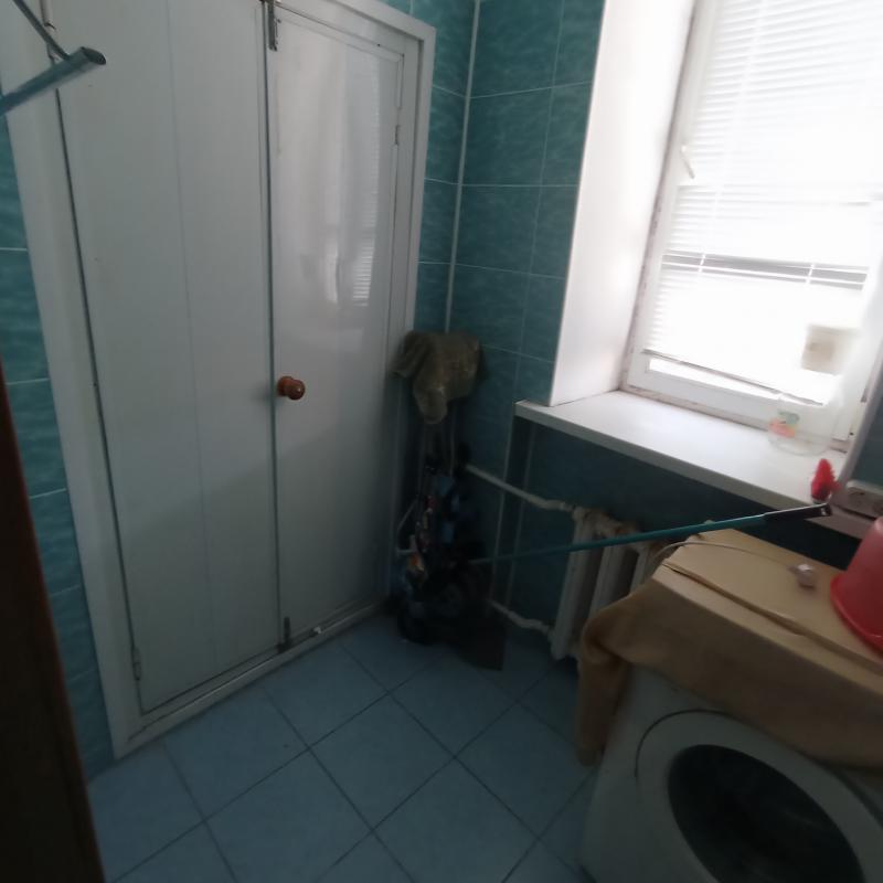 Продаю квартиру в хорошем состоянии, окна пластик, в ванной кафель, высокие потолки и раздельные ход - Новотроицк