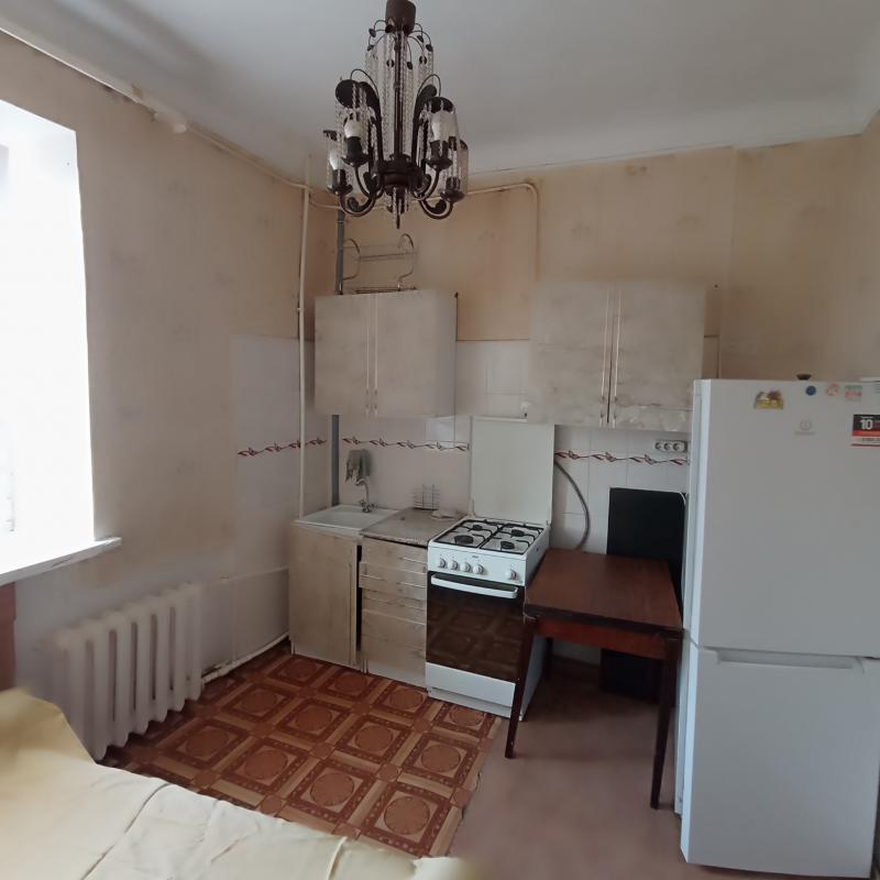 Продаю квартиру в хорошем состоянии, окна пластик, в ванной кафель, высокие потолки и раздельные ход - Новотроицк