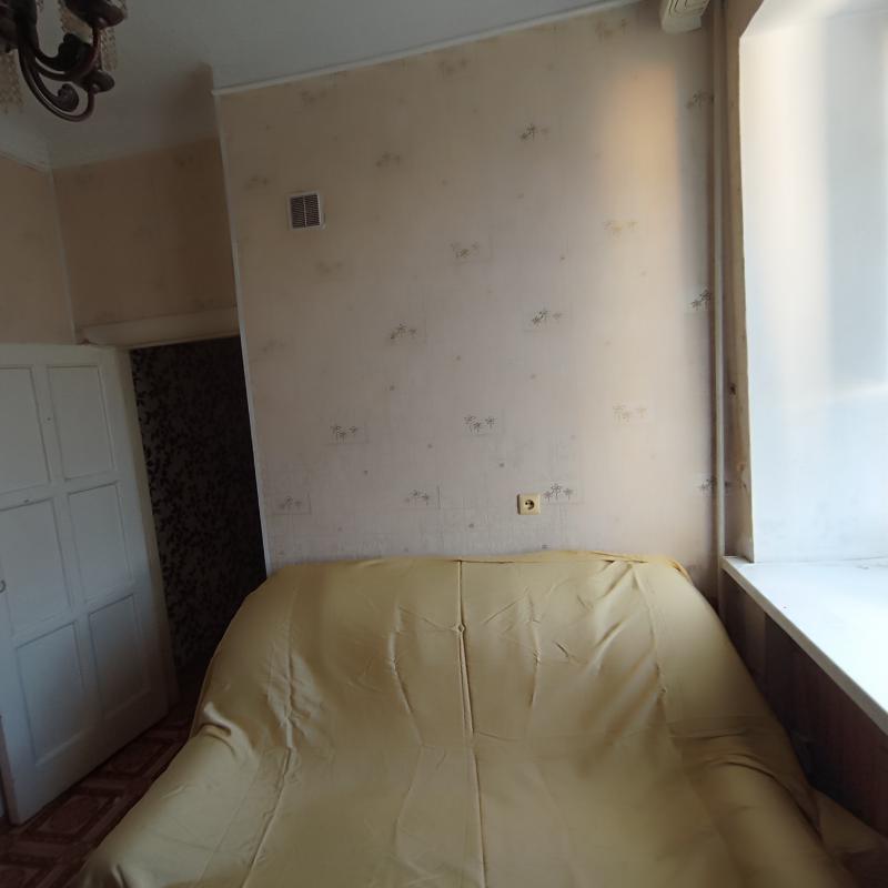 Продаю квартиру в хорошем состоянии, окна пластик, в ванной кафель, высокие потолки и раздельные ход - Новотроицк