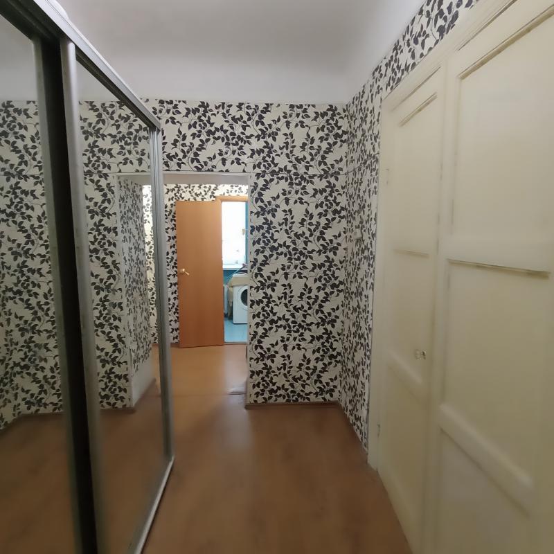 Продаю квартиру в хорошем состоянии, окна пластик, в ванной кафель, высокие потолки и раздельные ход - Новотроицк