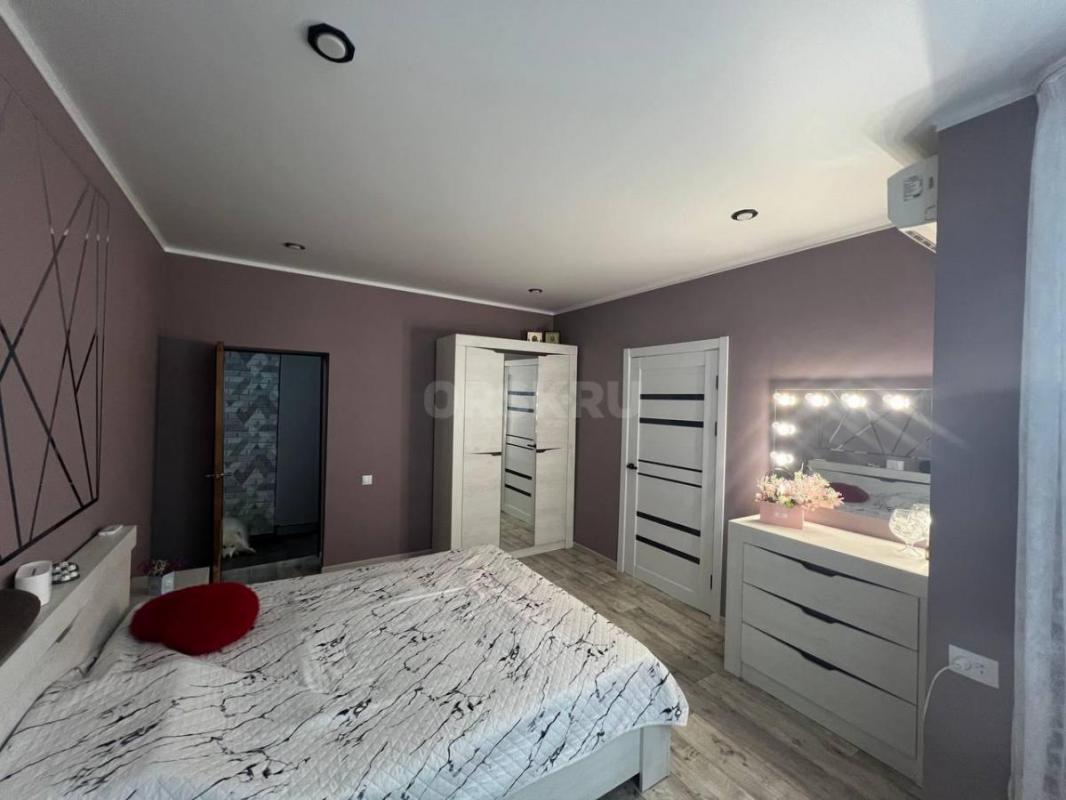 Предлагаем вашему вниманию светлую трехкомнатную квартиру в самом сердце города, расположенную на пе - Орск