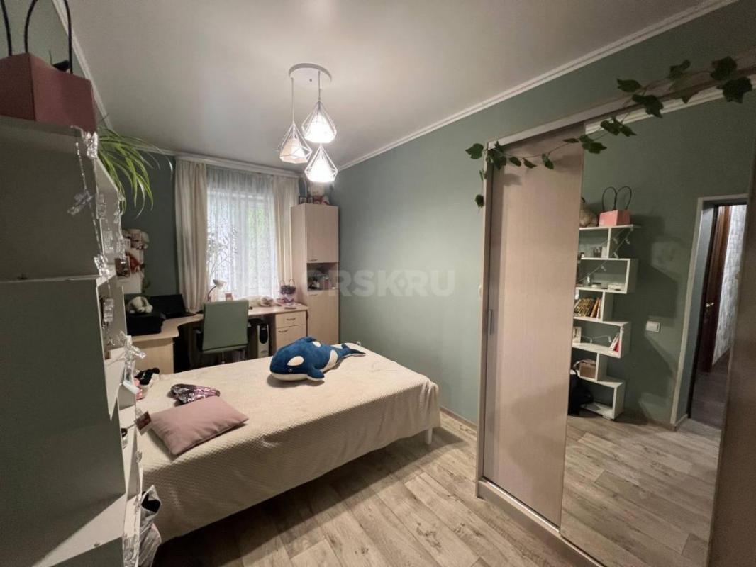 Предлагаем вашему вниманию светлую трехкомнатную квартиру в самом сердце города, расположенную на пе - Орск