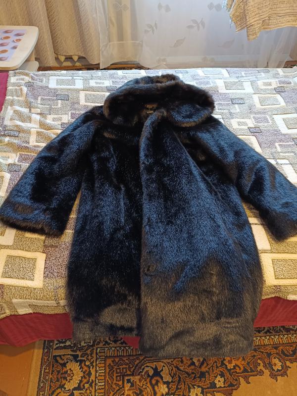 Продаётся мутоновая шуба в хорошем состоянии 56-58 р   цена  7000 и искуственная р. 56-58. - Новотроицк