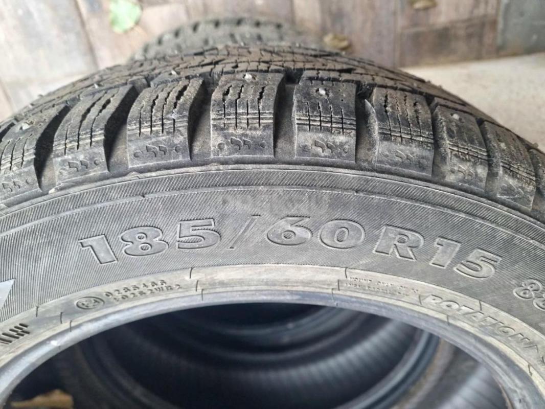 Шипованые шины Nokian 185/60/15 в отличном состоянии. - Орск