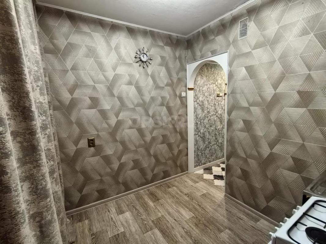 Продается двухкомнатная квартира в пятиэтажном доме на пятом этаже. - Орск