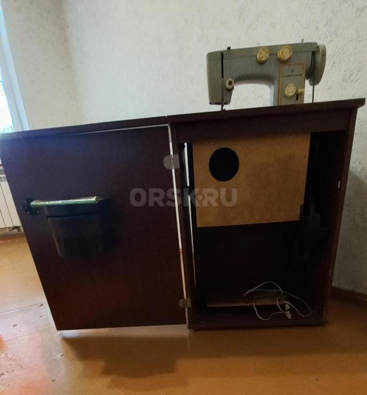 Машина электрическая бытовая швейная Чайка 142М с ножным приводом б/у. - Орск