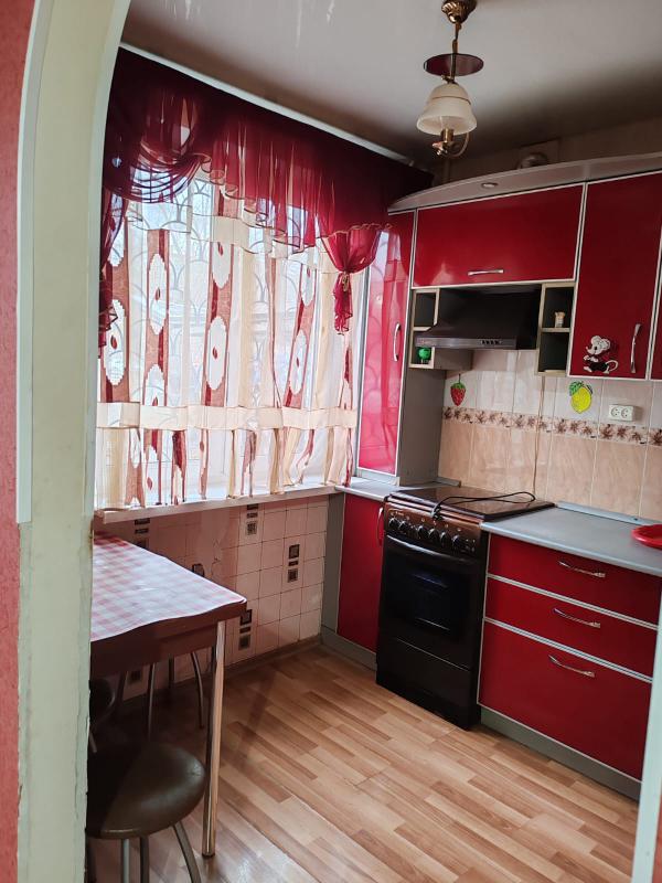 Продам в центре города уютную 2- комнатную квартиру ( распашонка). - Новотроицк