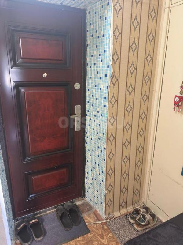 Продам 1 комнатную квартиру. 5/5 этаже кирпичного дома.
1-ый этаж дома магазин 
Дом кирпичный. - Орск