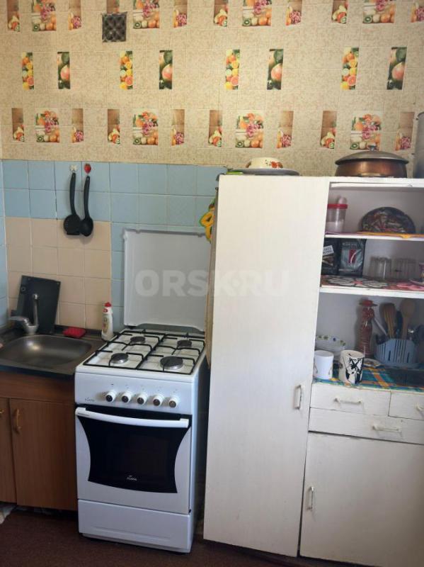 Продам 1 комнатную квартиру. 5/5 этаже кирпичного дома.
1-ый этаж дома магазин 
Дом кирпичный. - Орск