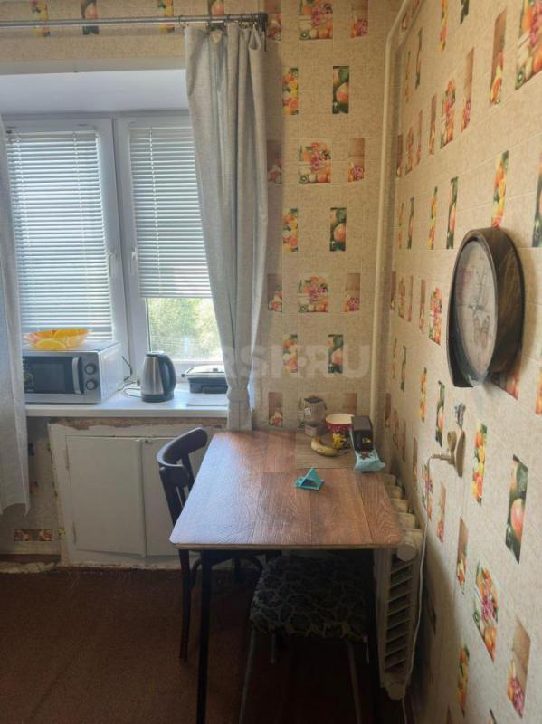 Продам 1 комнатную квартиру. 5/5 этаже кирпичного дома.
1-ый этаж дома магазин 
Дом кирпичный. - Орск